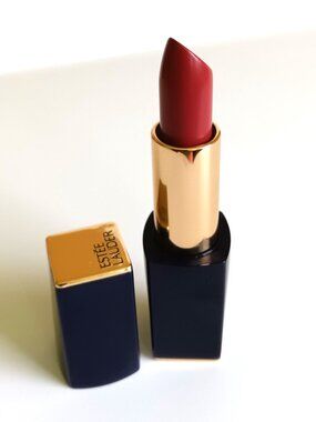 Estee Lauder - Silky Creamy Lipstick. Shade: Rebellious Rose - 3.5 g.